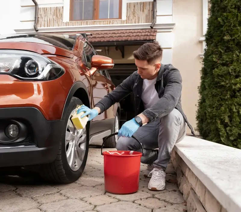 Lavage auto à domicile Izeste : professionnel intervenant sur un véhicule